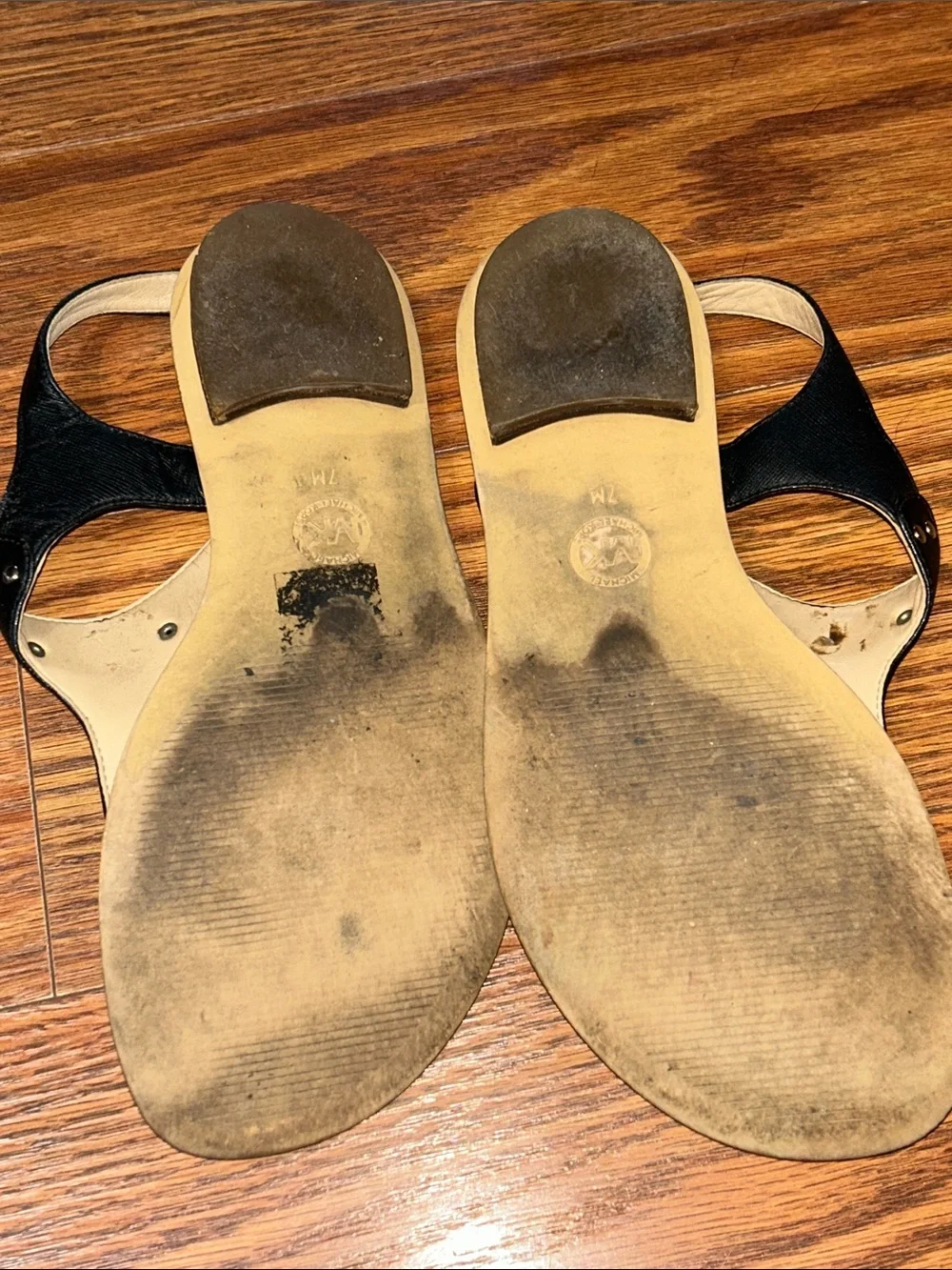 Michael Kors Women’s MK Plate Logo Thong Flat Sandal Leather Tan Sole Women’s  7